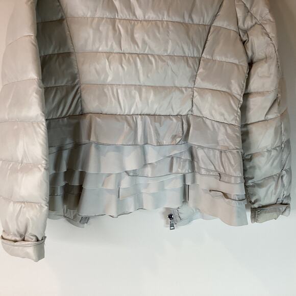 T Tahari Lightweight Beige Jacket Quilted Ruffles Flattering Size S - Picture 12 of 12